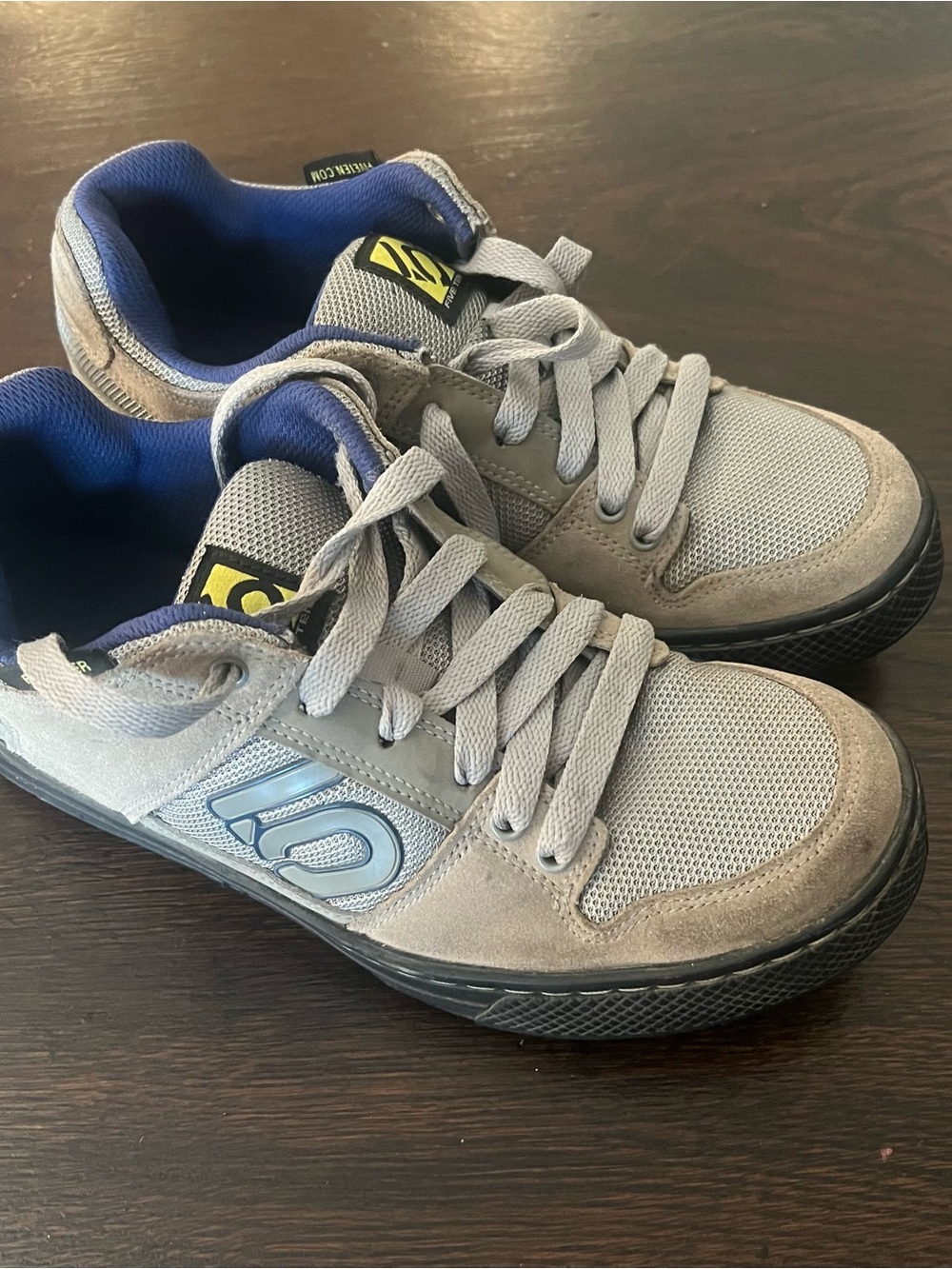 Five Ten Freerider Flat Pedal MTB Shoes Men's Size 8 Gray Navy Stealth Rubber